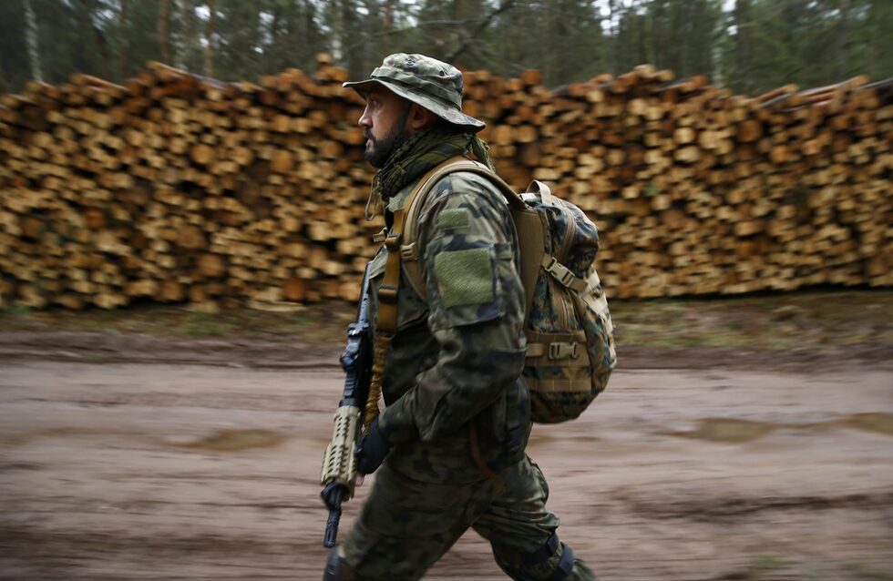 По време на Втората световна война, когато Полша е окупирана от нацистка Германия, полското правителство в изгнание командва действащата в нелегалност "Армия Крайова". Нейните отряди нападат от засада германски части, извършват саботажи и организират прочутото Варшавско въстание от 1944г., завършило с трагичен край пред очите на спрялата настъплението си Червена армия.