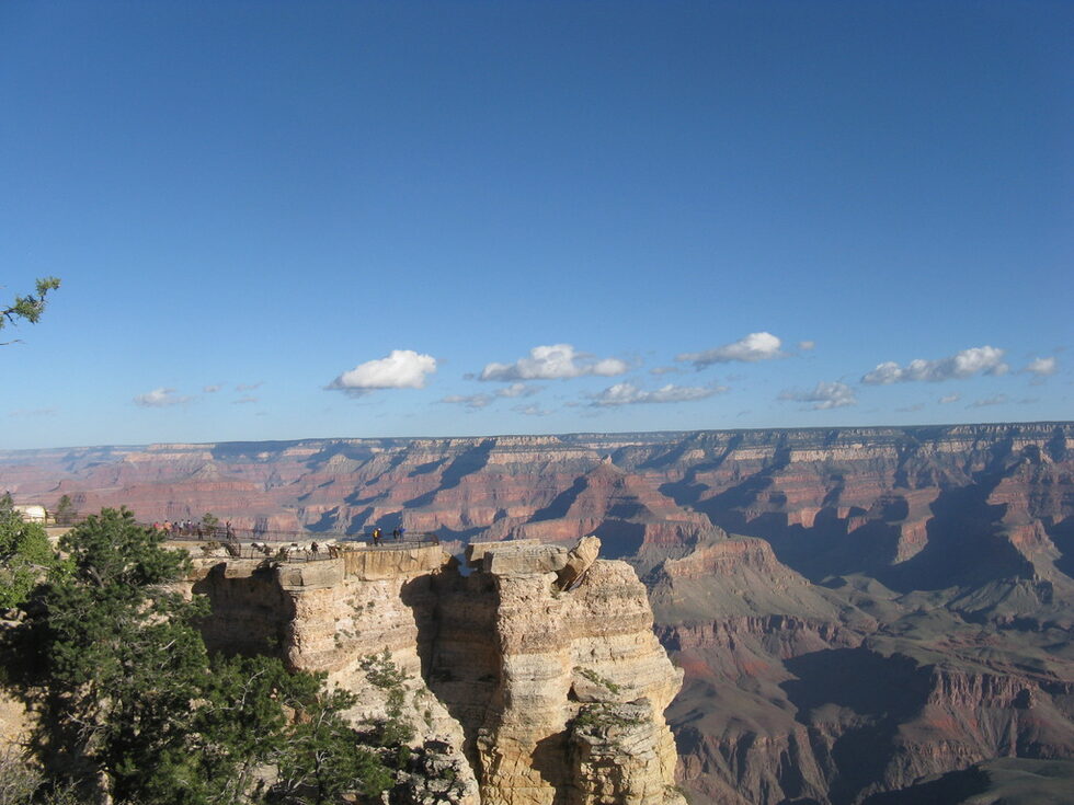 Големият каньон (Grand Canyon) едно от безспорните чудеса на природата, влязло в списъка на световното наследство на ЮНЕСКО, се намира в щата Аризона близо до границата с Юта. Една от първите територии, обявени за национален парк (1919 г.) – единствен начин да бъде предпазена от посегателствата на съвременната цивилизация.