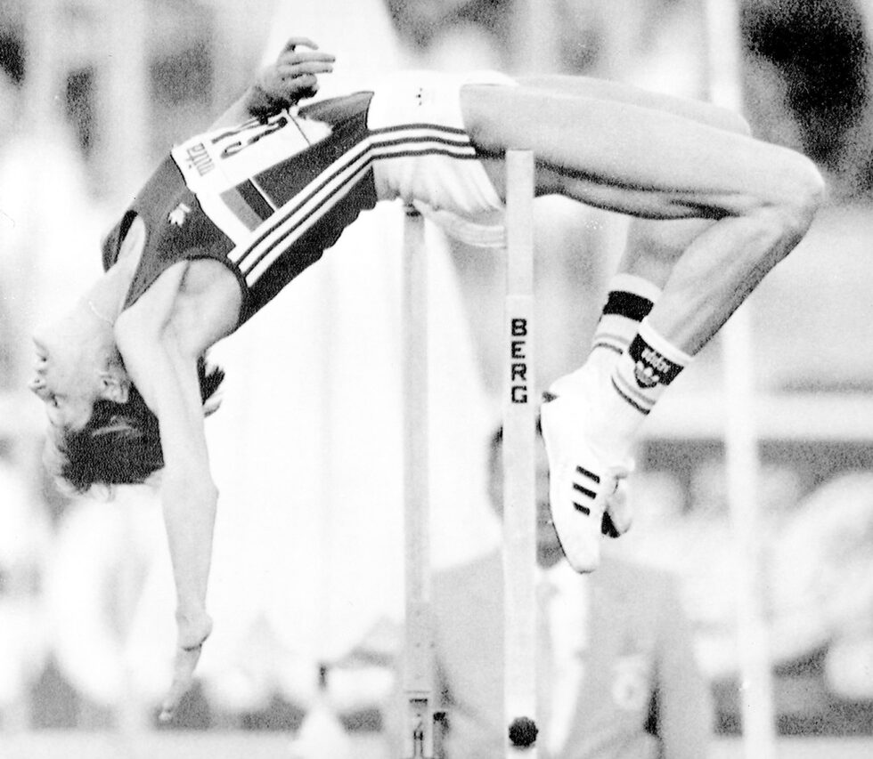 На 30 август 1987 г. Костадинова печели златен медал от световното първенство в Рим със скок от 209 сантиметра (на снимката), което й до днес остава световен рекорд.