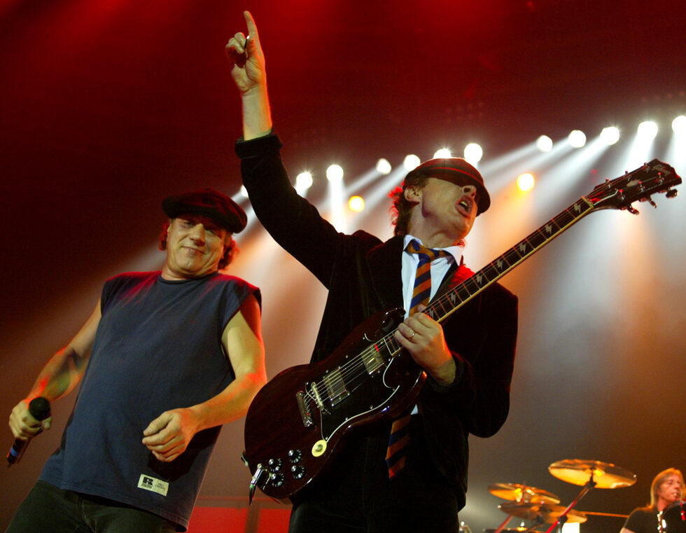 Ангъс Йънг и Брайън Джонсън по време на концерт на AC/DC в Германия през 2003 г.