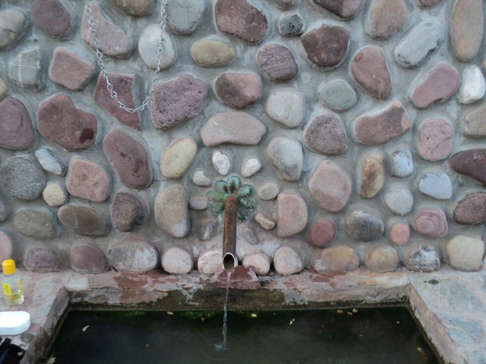 Чешма с изворна вода, строена през 2008 година.

Автор: Бетина Красимирова, 19 години