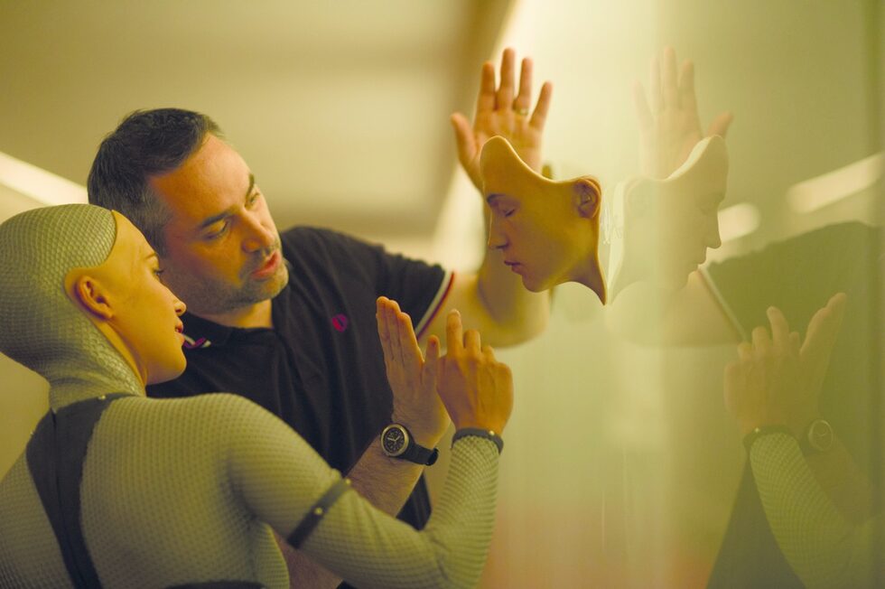 Така или иначе "Ex Machina: Бог от машината" има нищожен за жанра си бюджет от 15 млн. долара, голяма част от парите отиват за визуалните ефекти и особено създаването на Ава.