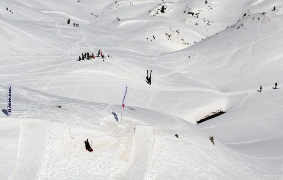 Вторият етап от състезанието е в дисциплината Free Slope Style. Това е спускане по склон, на който предварително са изградени и оформени скокове. Уникалното за тази дисциплина е, че скоковете се правят на склон с естествен релеф, далеч от курорта.<br />
<br />
На снимката Николай Найденов прави огромен "бекфлип" (задно салто).