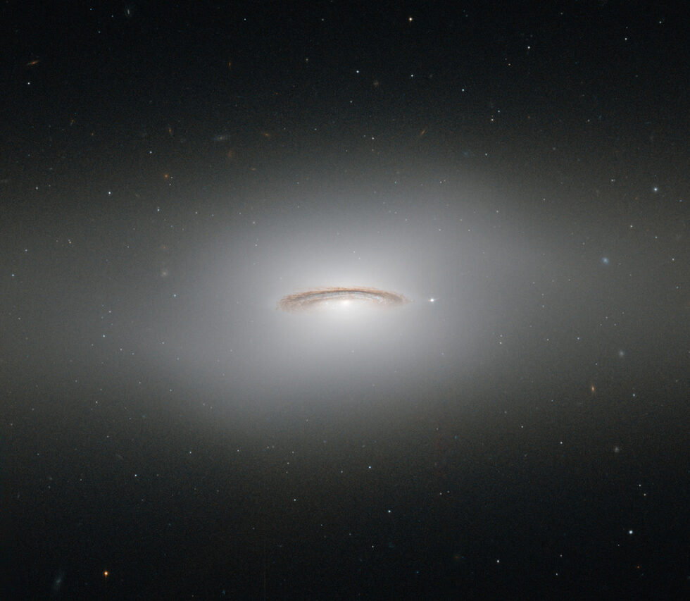 Снимката показва NGC 4526, която е една от най-ярките лещовидни галактики. В нея за избухнали две от най-известните свръхнови през последните години - едната през 1969 г., а другата през 1994 г. Известно е, че в центъра си галактиката има свръхмасивна черна дупка с маса около 450 мл. NGC 4526 е част от галактичния куп Дева.