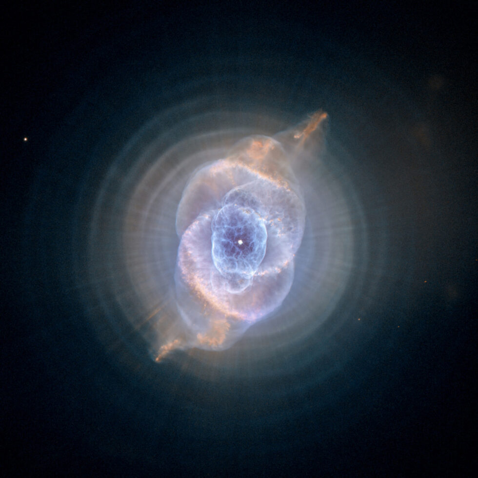 NGC 6543, мъглявината Котешко око. Планетарни мъглявини се формират, когато подобни на Слънцето звезди бавно изхвърлят горните си слоеве атмосфера, които образуват ярки мъглявини. През 1994 г. "Хъбъл" първа разкри изненадващо сложните структури на мъглявината.