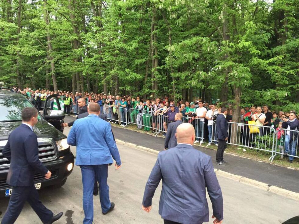 Борисов минава покрай привърженици на "Лудогорец"