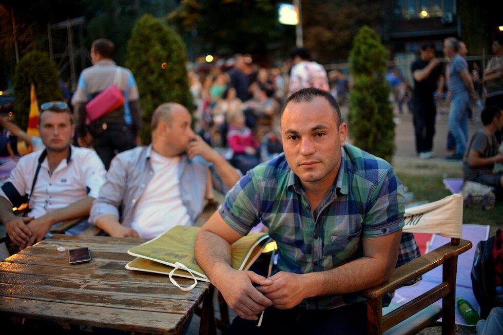 Мики Тодоров е на 31 години, работи в частния сектор и също е убеден, че Груевски ще падне от власти. Освен това е сигурен, че при евентуално управление на Зоран Заев - лидера на опозиционната СДСМ - ситуацията в Македония ще е коренно различна, при това за добро. Той твърди, че остава пред Владата (Министерския съвет), докато Груевски не подаде оставка.