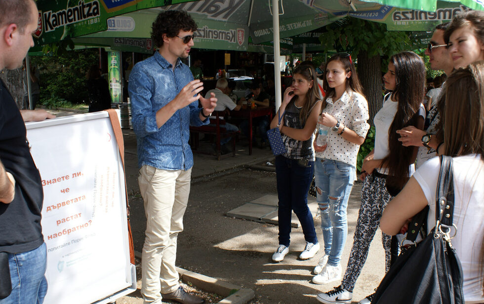 Тази година в програмата на фестивала бяха "най-известният атеист в света" Ричард Докинс, биологът-комик-водещ по Би Би Си и основател на "Обществото за защита на грозните животни" Саймън Уот, водещият на предаването "Отвъд магията" по National Geographic илюзионистът Дръмънд Мъни-Кутс (DMC), ръководителят на департамента по офталмология и директор на Института по съня и циркадиевите невронауки в "Оксфорд" Ръсел Фостър и още много други.<br />
<br />
На снимката: Миналогодишния победител в международното състезание за млади учени "FameLab" Порик Флъд говори с всеки който се спре при него и обяснява защо "дърветата растат наобратно". На ризата си носи значка с надпис: "Попитайте ме нещо, аз съм учен". 