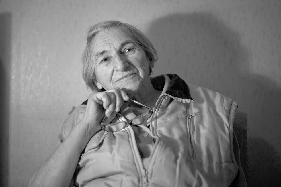 Цветана Джерманова е родена 1928 г. в Лесковец, Пернишко. Прекарва в лагерите в Босна и Белене 5 години и 8 месеца.<br /><br />"В Лесковец имаше организация на анархисти, събираха се в читалището и водеха дискусии. Майка ми винаги ме е насърчавала да чета и да обичам науката и така покрай братовчедите ми, които бяха анархисти и аз се запалих. В селото ни партиен секретар стана едно момче, което преди това събираше "наряда" (яйца и храни за немските войски през Втората световна война). Аз се изказах, че това е нередно, но той ме обвини, че съм анархистка и съм против народната власт. По-късно, след петият пленум от декември 1948 г, се реши да започнат арести на анархисти. Мен и една моя приятелка ни арестуваха още на 16 декември...<br /><br />Първоначално ни пратиха в лагера в село Босна, където искарах 3 години. Там работехме главно земеделска работа. Най - голямото наказание беше, когато с още една лагеристка ни сложиха да живеем 3 месеца в стаята на "Бамбините". Те бяха две момичета болни от сифилис, в много напреднала степен на болеста. Бараката им миришеше ужасно, а те лежаха по земята. С приятелката ми си взимахме завивките когато излизахме, за да не лежат на тях, а водата си носехме винаги със себе си." <br />