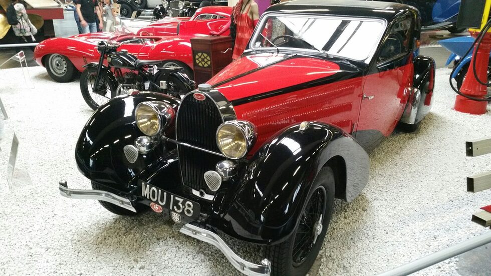 От това красиво Bugatti 57 Ventoux от 1935 год. с  3257 куб.см. осемцилиндров двигател с мощност от 135 к.с. са произведени 725 броя. Създадените през 1930-те години екземпляри на Bugatti са останали в историята като най-престижните автомобили за всички времена и в днешно време са едни от най-скъпите олдтаймери.