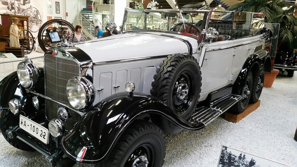 От този триосов Mercedes-Benz G4 от 1937 год. с  5252 куб.см. осемцилиндров редови двигател с мощност от 115 к.с. , тежащ 3.5 тона и развиващ максимална скорост от 67 км./ч. са произведени общо 57 броя, от които днес същестуват три екземпляра. Използван е за развозване на генерали в полеви условия. Бенито Мусолини и генерал Франко също са получили  като подарък такъв атомобил.
Освен изложеният тук експонат, друг се намира в испанската кралска колекция в Мадрид, а третият в Холивуд, където е сниман във комедията "Hogan''s Heroes" .