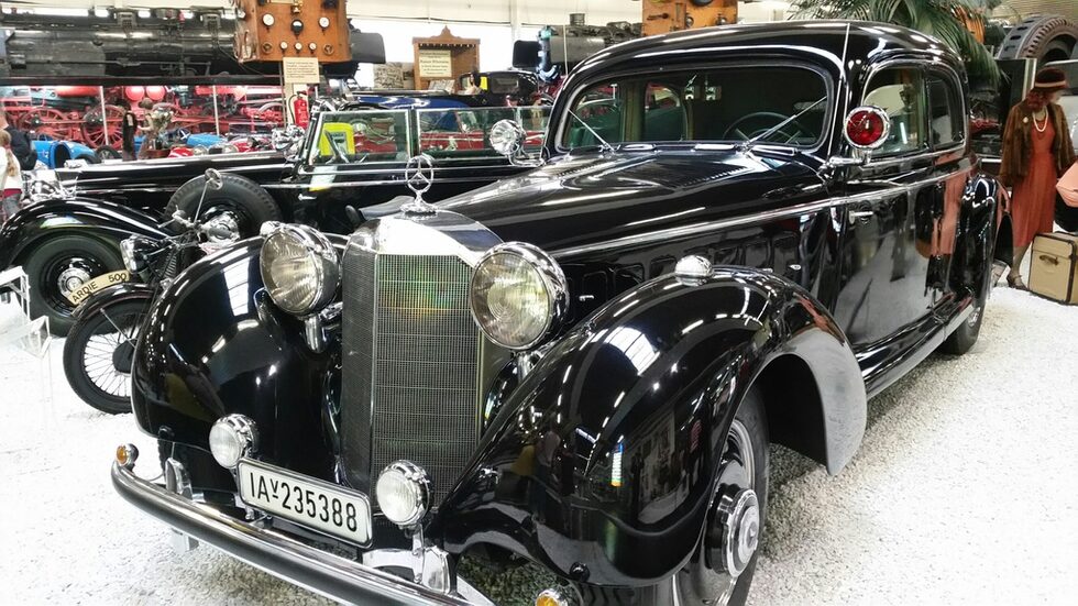 Бронирана лимузина Mercedes W150/770K (известна още като "Голям Мерцедес" ) от 1943 год. с  7600 куб.см. осемцилиндров двигател с мощност от 230 к.с.  Произведени се били само 10 броя, от които днес същестуват три екземпляра.