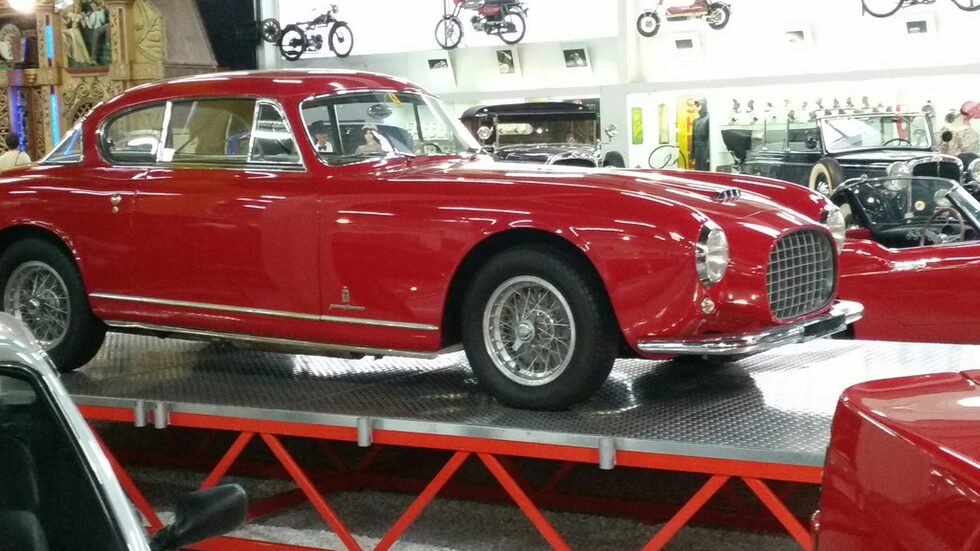 Ferrari 342 America, 1953 год. , 12 цилиндъра, 4100 куб.см. , 240 к.с. ,  произведени едва шест броя. Все още може да развива 200 км./ч.