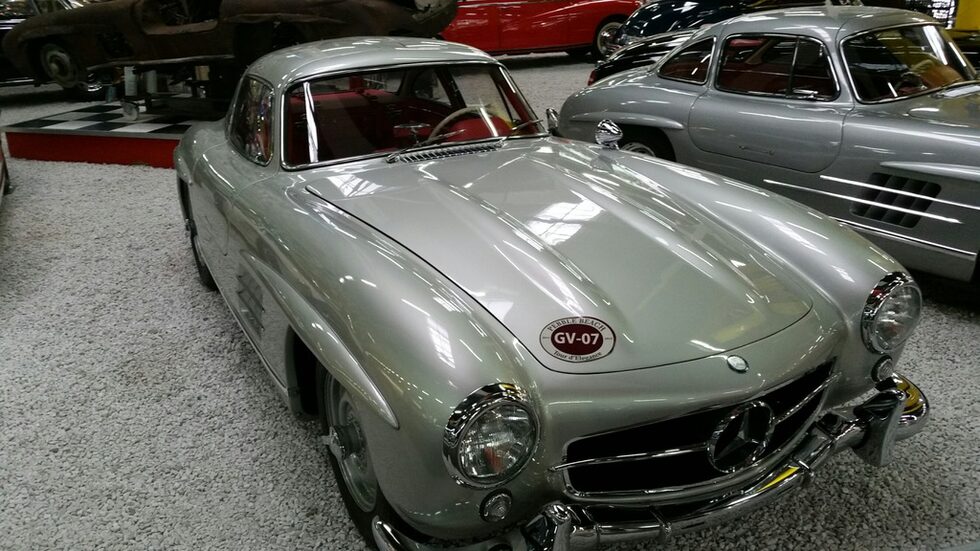 Mercedes Benz 300 SL Flügeltürer (крилати врати), 1955 год. , 2996 куб.см. , 215 к.с. , произведени общо  1300 броя, повечето от коитo са били продадени в САЩ, където са се намирали платежоспособните купувачи. Стандартната версия е била в сребърно, а всяка друга боя….
