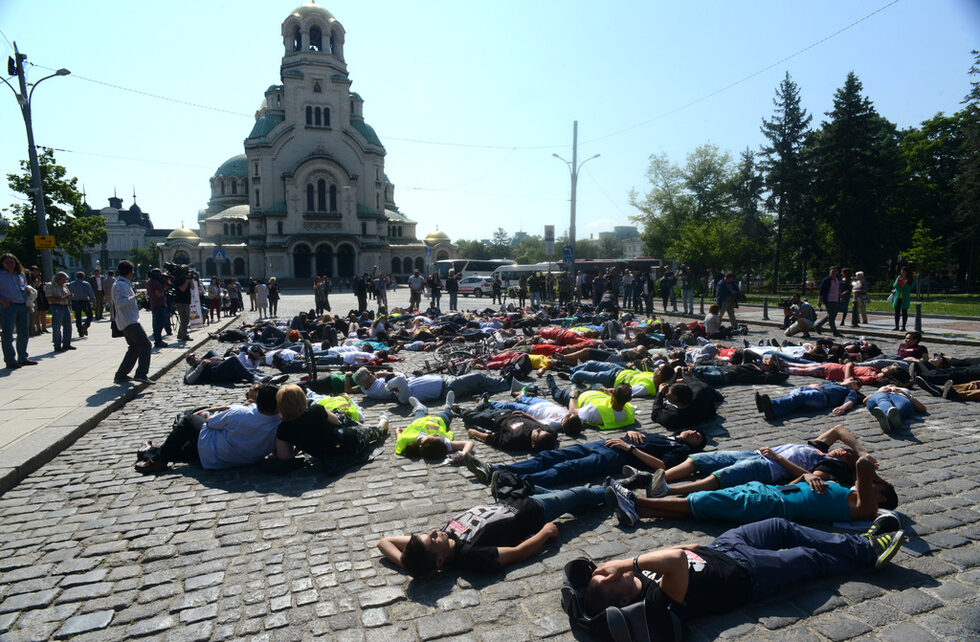 Миналата година при пътни инциденти в България са загинали 655 души. Когато кажем това число, хората не правят връзка с реалността, коментира пред БНР Владимир Тодоров, представител на асоциацията. <span itemprop="articleBody"><em><br />
<br />
</em></span>