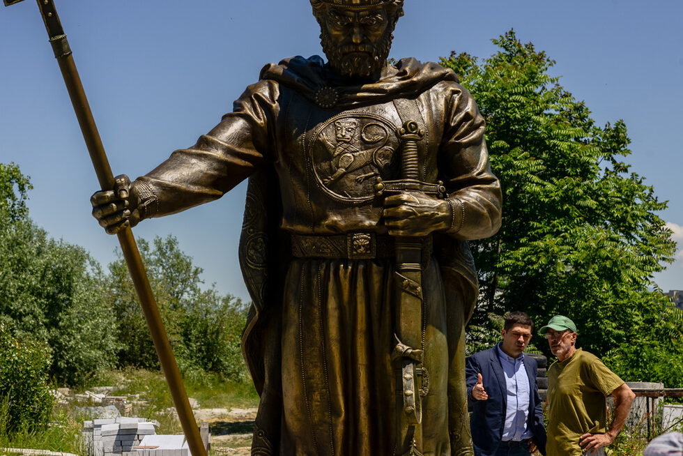 Врабевски добави, че фигурата на цар Самуил е с наведена глава, защото изразява достойнство и достолепие. По този начин той гледал отвисоко своята армия и своя народ и това в никакъв случай не означавало примиренчество. Авторът Александър Хайтов уточни, че и скиптърът на Самуил е патриаршески, защото той е бил и духовен глава на народа, мечът е възстановка по описание на историческата литература и короната е по описание от IX век.