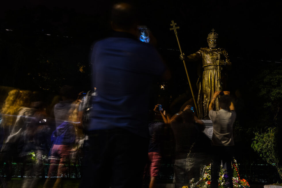 "<a href="http://www.dnevnik.bg/sviat/2015/06/10/2550131_car_samoil_vo_skope_za_15_milioni_evra_a_vo_sofia_za/" target="_blank">Цар Самоил во Скопје за 1,5 милиони евра</a>, а во Софија за 50 000 евра и свети!", написа Весна Дамчевска за прекалено скъпия паметник на цар Самуил в Скопие в македонския Plusinfo - медия, критично настроена към правителството.