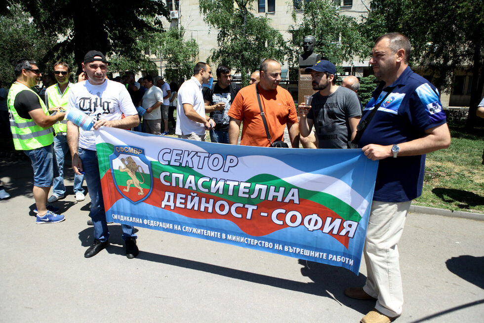 Акцията започна вчера с шествие и символично поръсване на сградата на министерството със захар за прогонване на злите сили по примера на кмета на Нова Загора. В нея са включиха около 1000 души