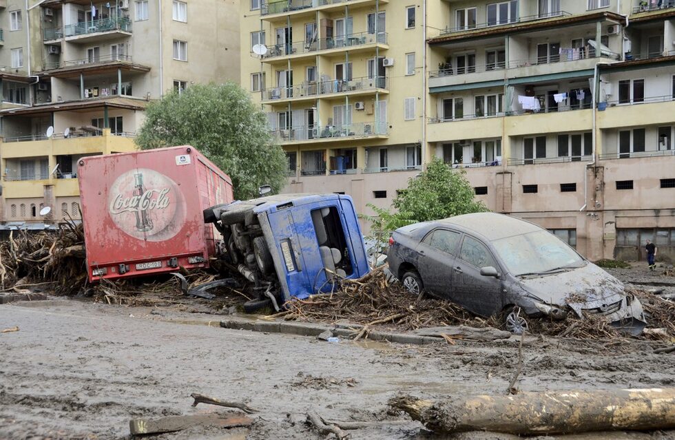 Фотогалерия: Разрухата след наводнението в Тбилиси