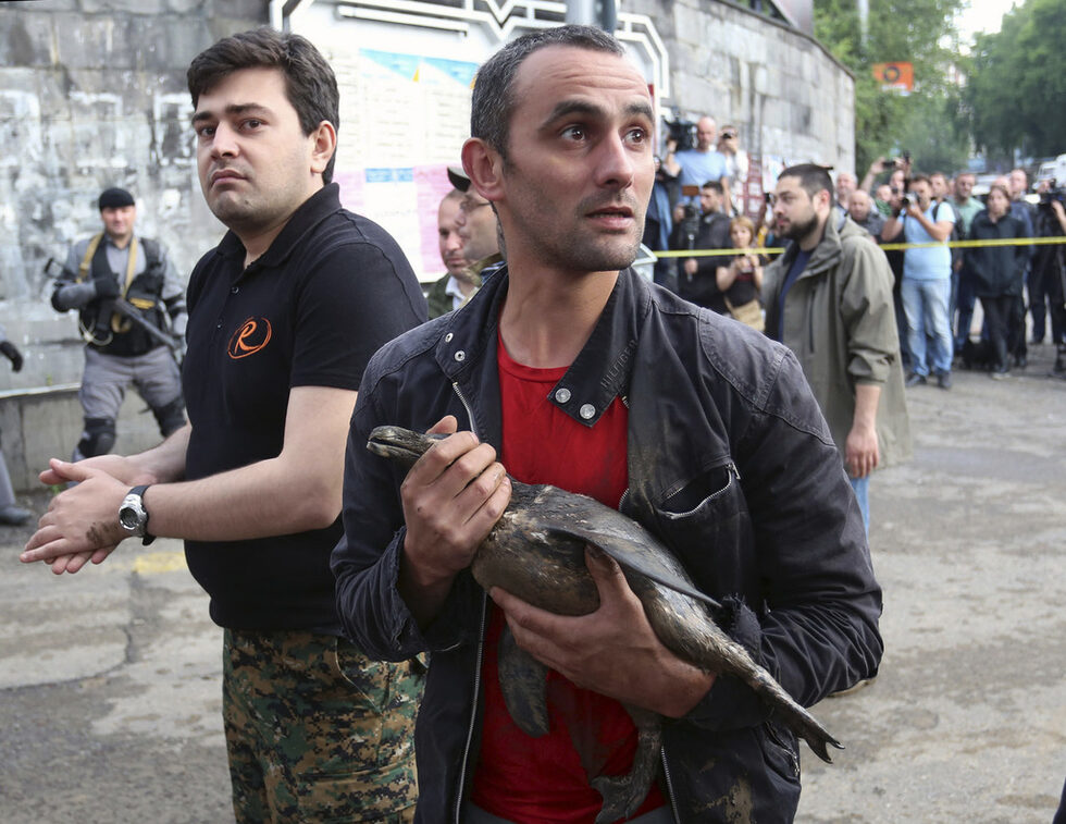 Фотогалерия: Разрухата след наводнението в Тбилиси