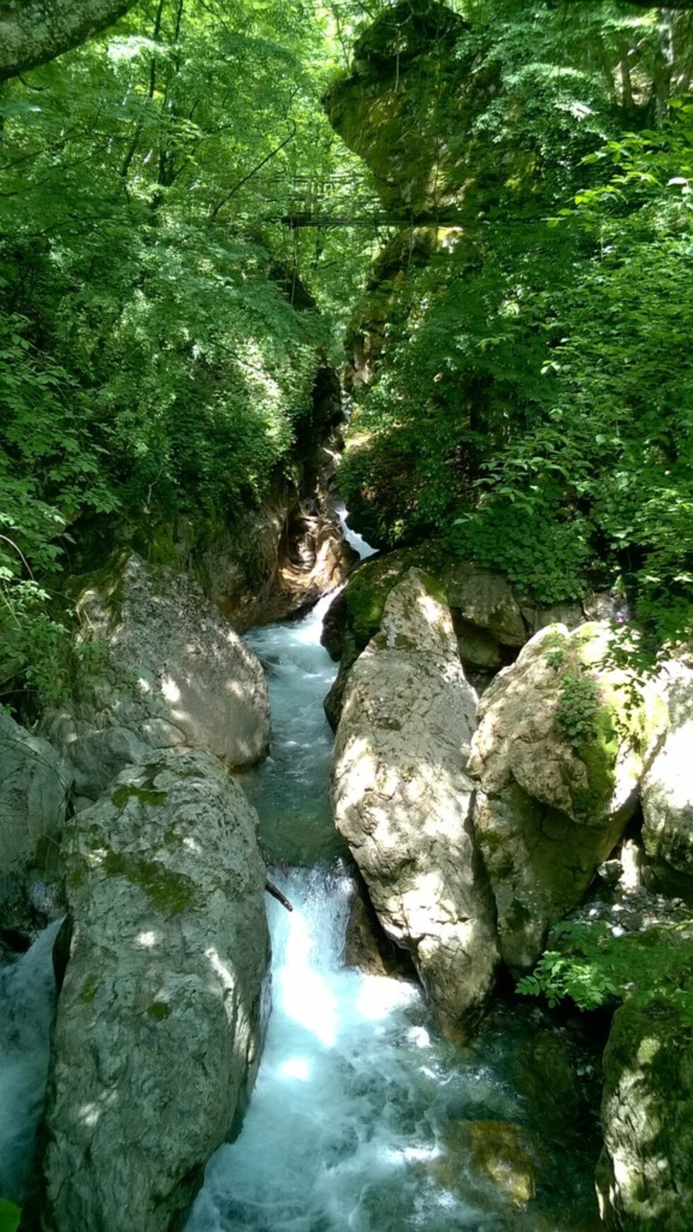 Не знаехме за него преди да го видим, но няма как да отминеш морскосините води и да не се зачудиш на плътността на цвета им. В долната част на вира са струпани едри валчести камъни, наречени, както се оказа "Дяволски мелници".