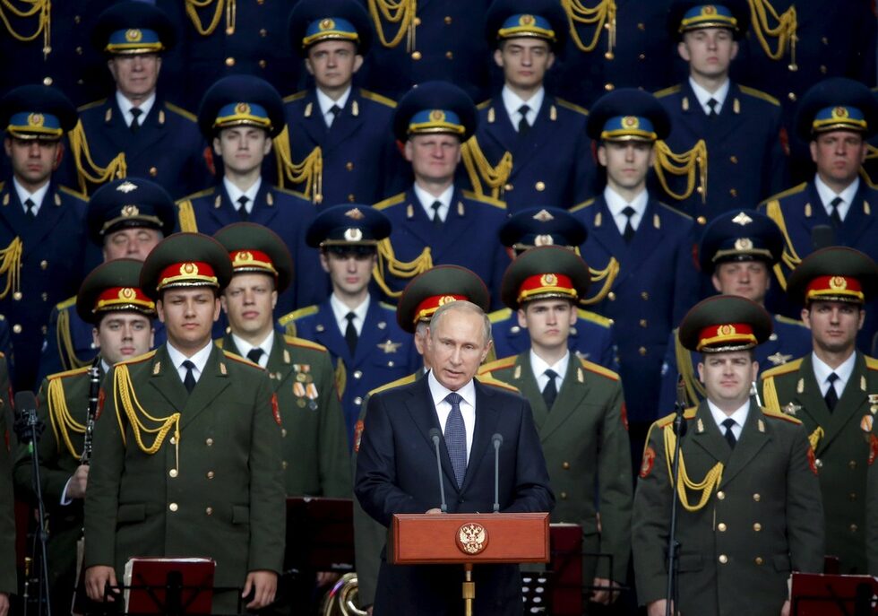 Вчера Владимир Путин откри военен парк в Кубинка, на около час от Москва, в който децата могат да си играят с гранатомети и да се качват в танкове и бронетранспортьори. Президентът се възползва от възможността да обяви добавянето на 40 междуконтинентални балистични ракети към ядрения арсенал на страната тази година. Тематичният парк ще е "важна част от системата на военно-патриотична дейност с младите хора", каза той.