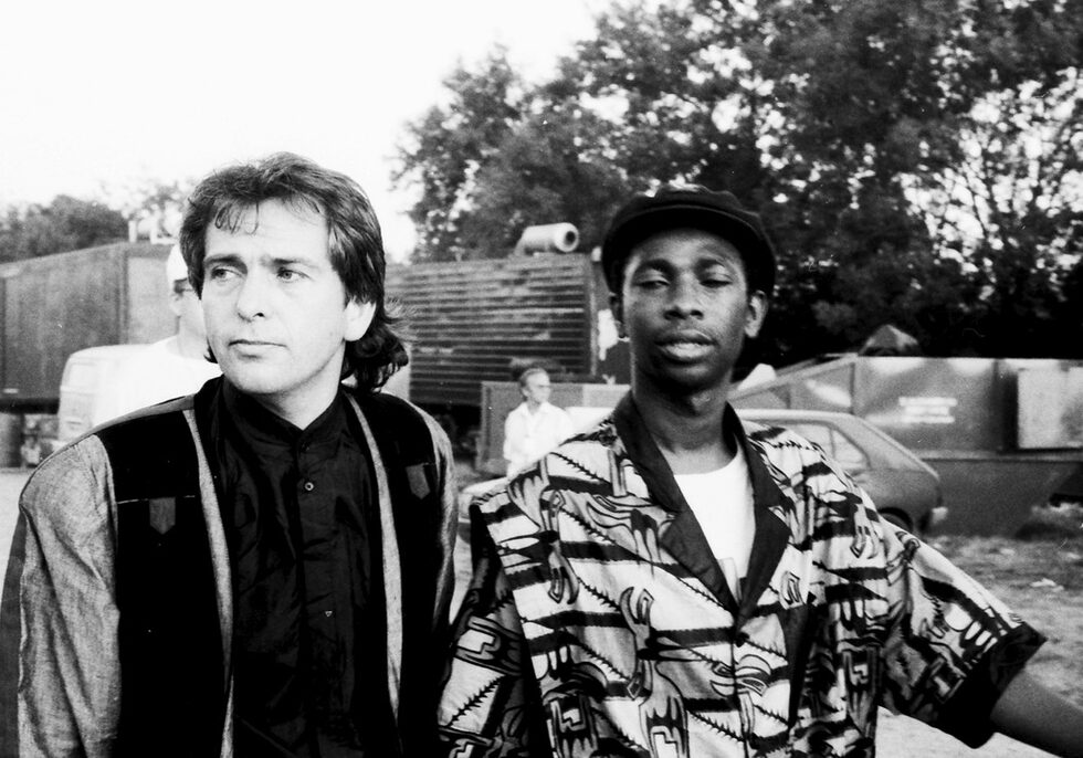 Питър Гейбриъл и Юсундур зад сцената на Гластънъри, 1989 г.