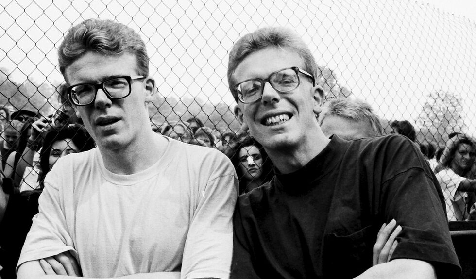 Шотландската банда The Proclaimers позират за снимка зад Pyramid Stage.