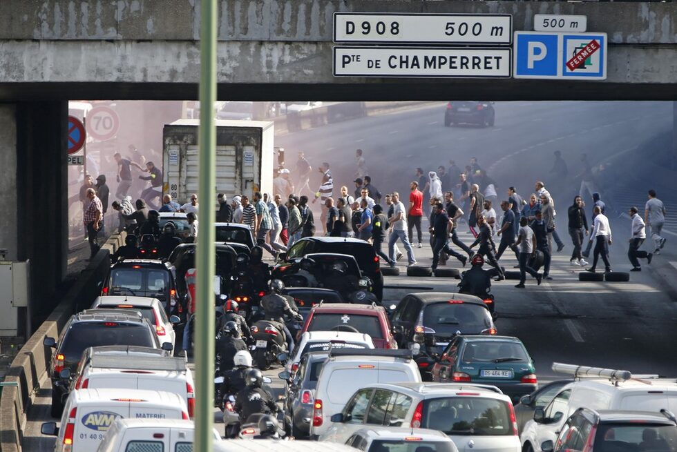 "Пътният достъп е напълно блокиран", заявиха от компанията на своята уеб-страница, допълвайки, че единственият възможен начин да се стигне до "Шарл дьо Гол" е чрез влак.
