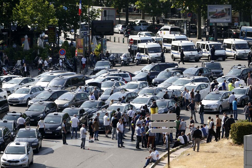 Фотогалерия: Протестът срещу Uber във Франция