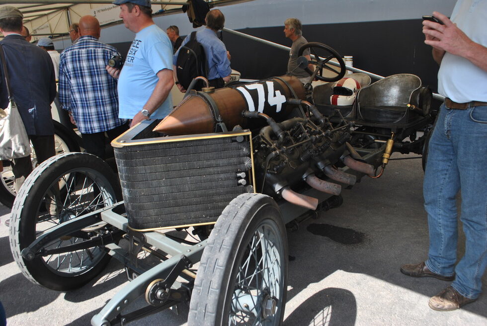 Darracq от 1905 година разполага с мощност 200 конски сили. Моторът е V8 и автомобилът поставя редица световни рекорди за максимална скорост в началото на века, като достига над 200 км/ч. През 1909 година рекордьорът е пенсиониран, заради счупване на едно от буталата. Автомобилът е възстановен през 2005 година, като са използвани всички оцелели оригинални части.