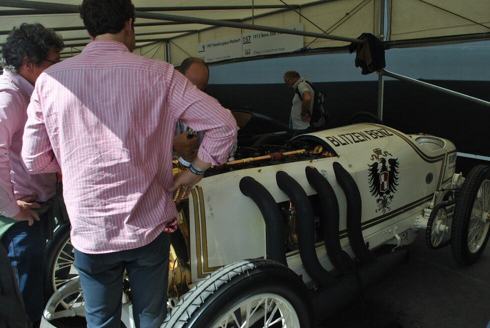 Benz 200 Blitzen Benz от 1909 година. Мощността е 200 конски сили и през 1910 година колата поставя рекорд за максимална скорост от 228 км/ч, задържан цели девет години. От модела са оцелели само две бройки, като едната е в музея на "Мерцедес", а другата е собственост на частен колекционер от САЩ.