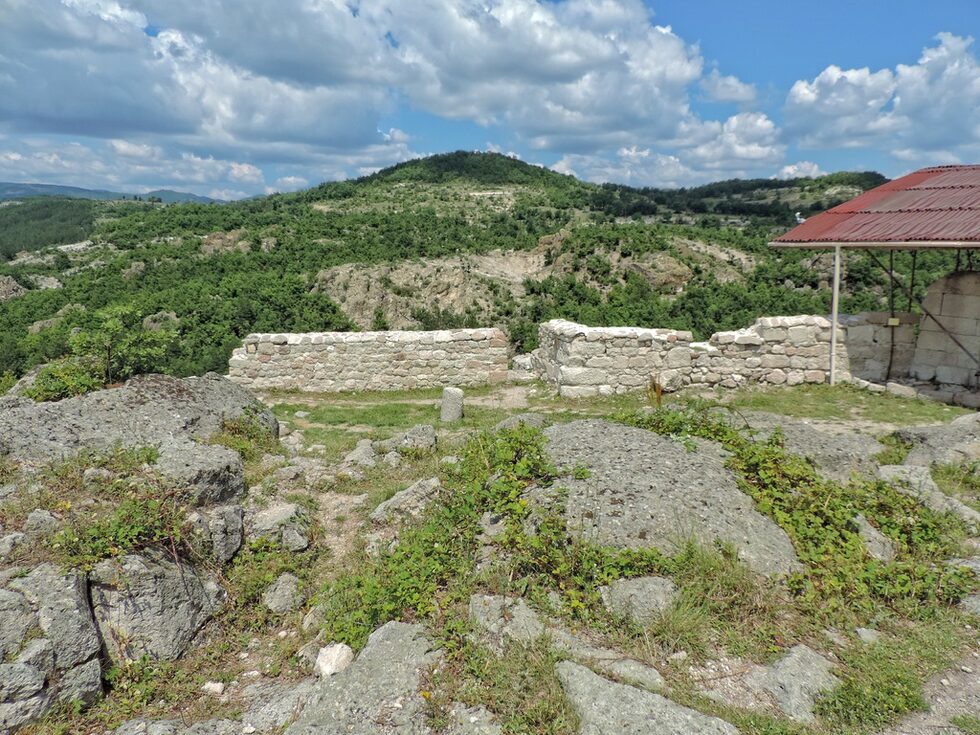 Сред находките е статуетката на гол мъж, който с едната си ръка е подпрян на лира, а с другата държи плектрон (пластинка от дърво, кост или друг материал, с която се докосват струните на музикален инструмент).