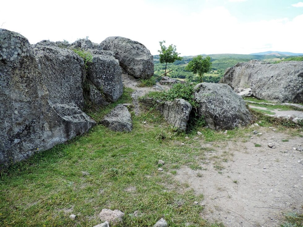 Площадката под мегалита.