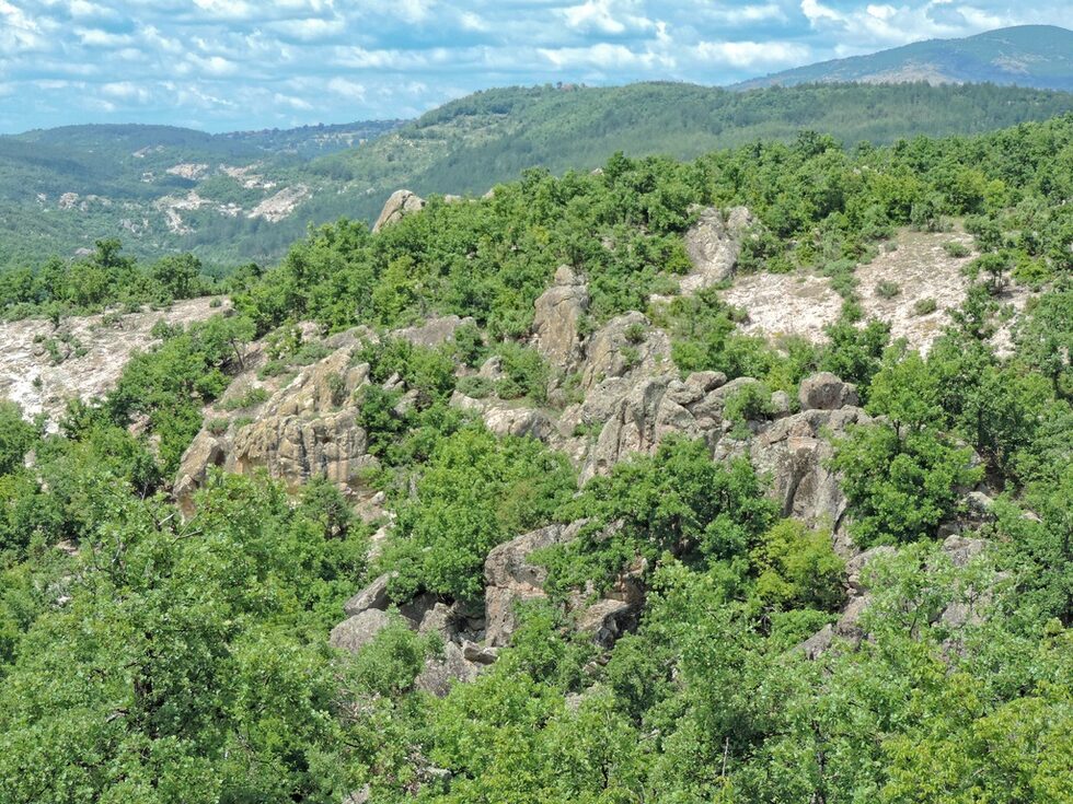 Гледки от хълма на светилището.