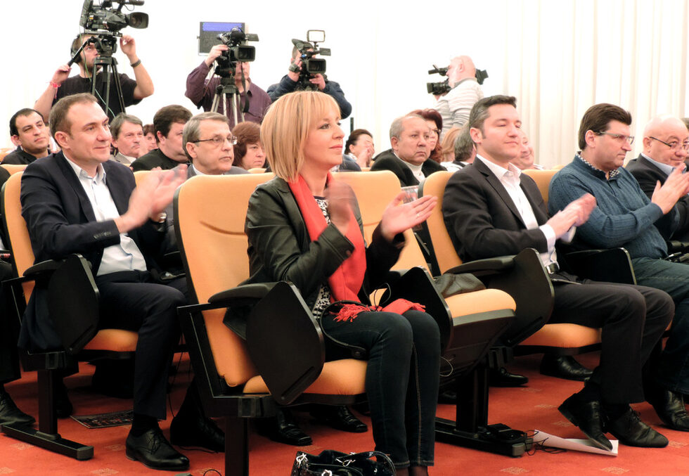 Днес <a href="http://www.dnevnik.bg/bulgaria/2015/07/23/2577568_deputatite_shte_izslushat_kandidatite_za_ombudsman/" target="_blank">депутатите ще изслушат двамата кандидати за омбудсман</a> - Мая Манолова и Константин Пенчев. "Дневник" ви предлага портрети в текст и снимки на двамата.<br /><br />Кандидатурата на Мая Манолова за омбудсман беше издигната от близки до БСП граждански организации и внесена от депутати от левицата.<br /><br /><strong><em>Портретът "Мая Манолова - "мъжкото момиче", което радва и дразни БСП" четете <a href="http://www.dnevnik.bg/bulgaria/2015/07/23/2575868_maia_manolova_-_mujkoto_momiche_koeto_radva_i_drazni/?ref=yellow_fp" target="_blank">тук</a>. </em></strong><br />