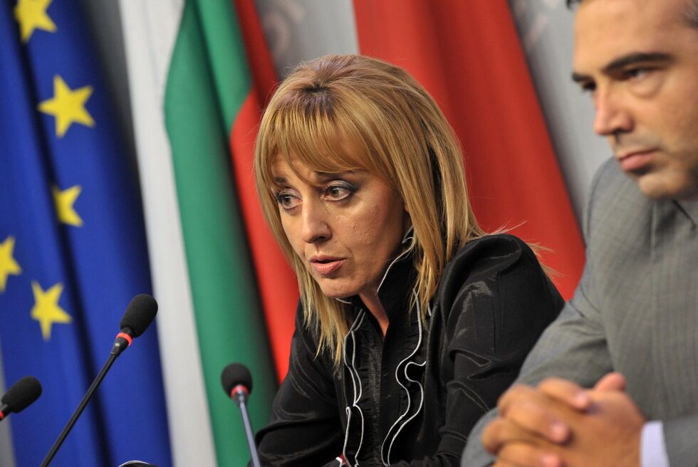В биографията си Манолова посочва: "Завършва висше образование, както следва - история в Москва, икономика и право в УНСС. Има и специализация по социален мениджмънт. Постига пълно отличие във всяка степен от образованието си."