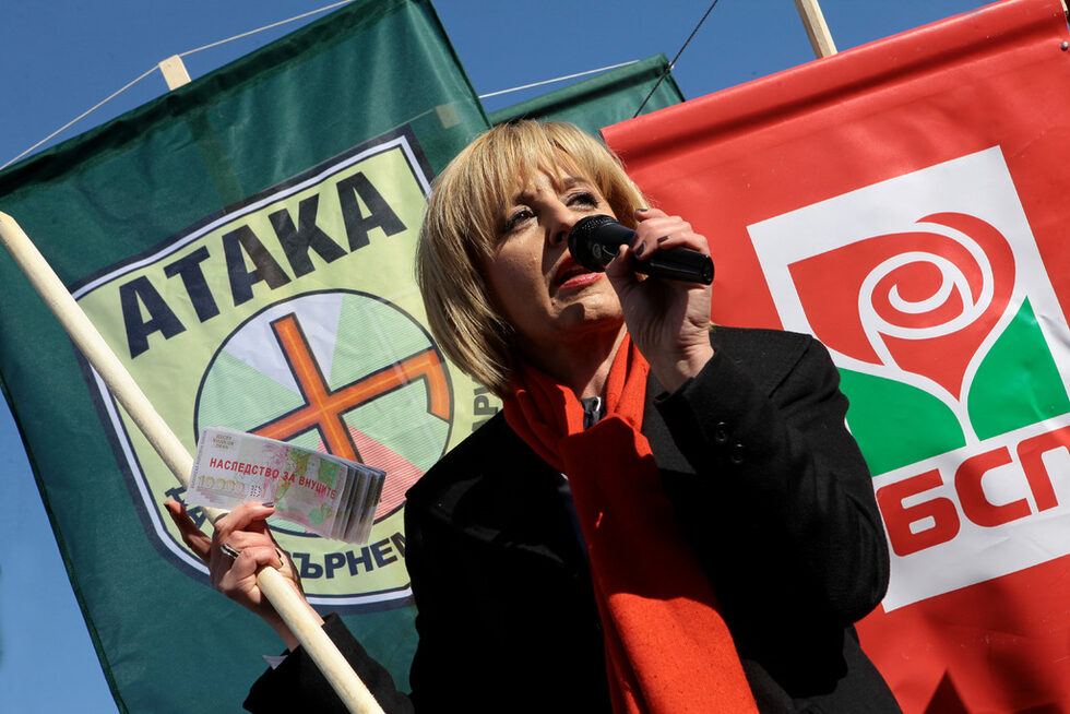 Манолова оглави протест на БСП и "Атака" срещу споразумението за 16 млрд. лева нов външен дълг.