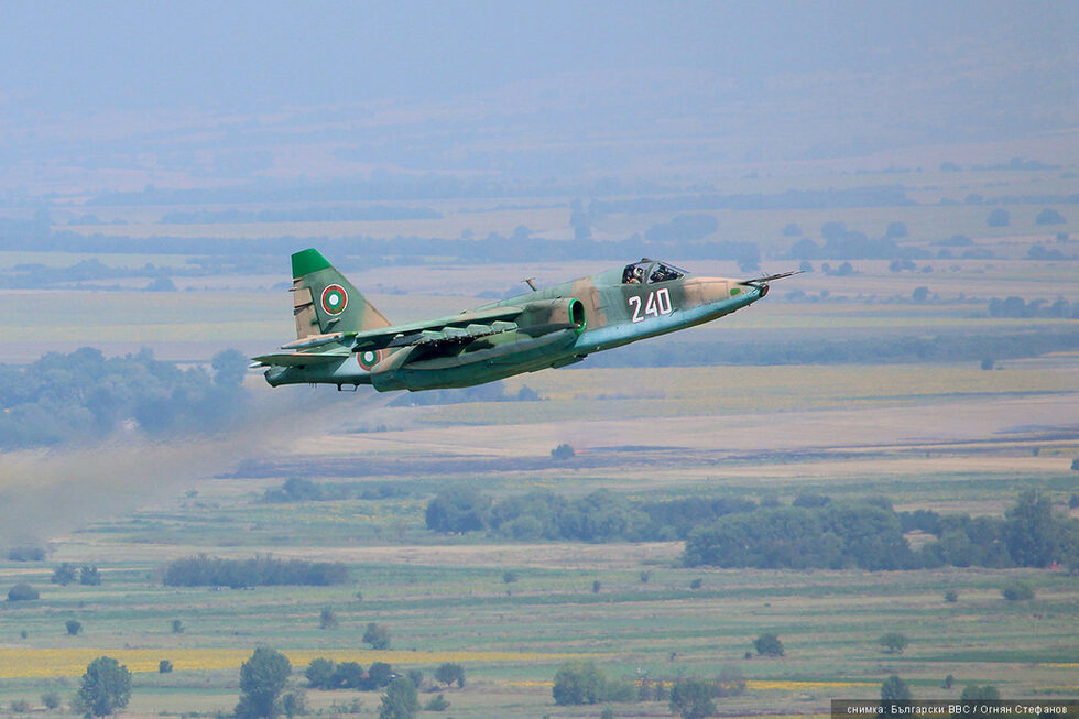 "Су-25" е едноместен щурмовик с два двигателя и е на въоръжение в българските ВВС.