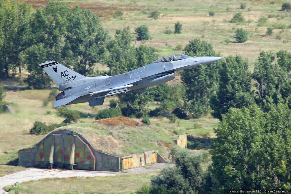 Гостуващата от САЩ ескадрила и гръцките ВВС летяха със самолети F-16.