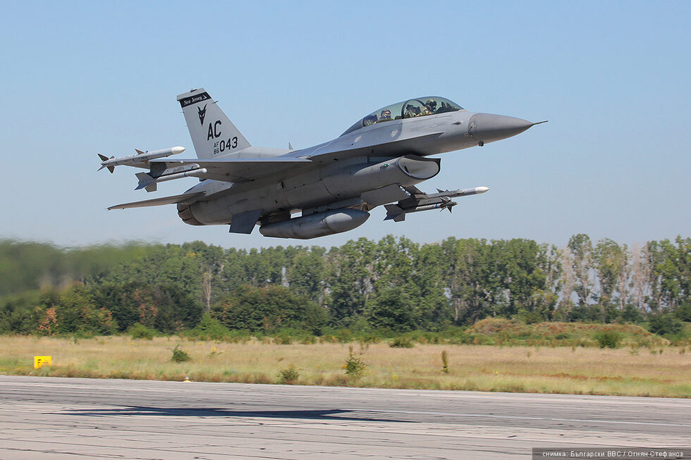 F-16 от 77-о въздушно крило  от Националната гвардия на ВВС на САЩ – Ню Джърси.
