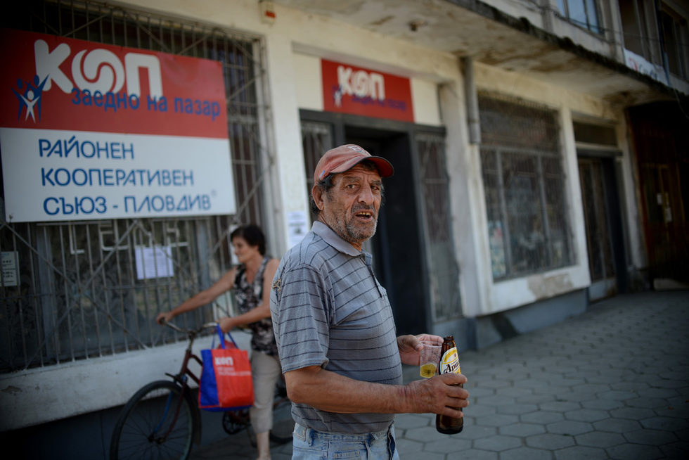 Бай Иван е от ромски произход и е едно от добре познатите лица в Старо Железаре. Той също е сред първите нарисувани от артистите на Пирянкови, появявайки се на дувара им до Барак Обама. Бай Иван няма нищо против.