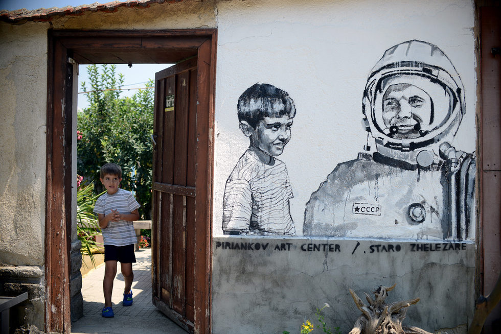 Целият репортаж от селото можете <a href="http://www.dnevnik.bg/razvlechenie/2015/07/31/2582915_staro_jelezare_kudeto_maia_manolova_sreshta_margaret/" target="_blank">да прочетете тук.</a>