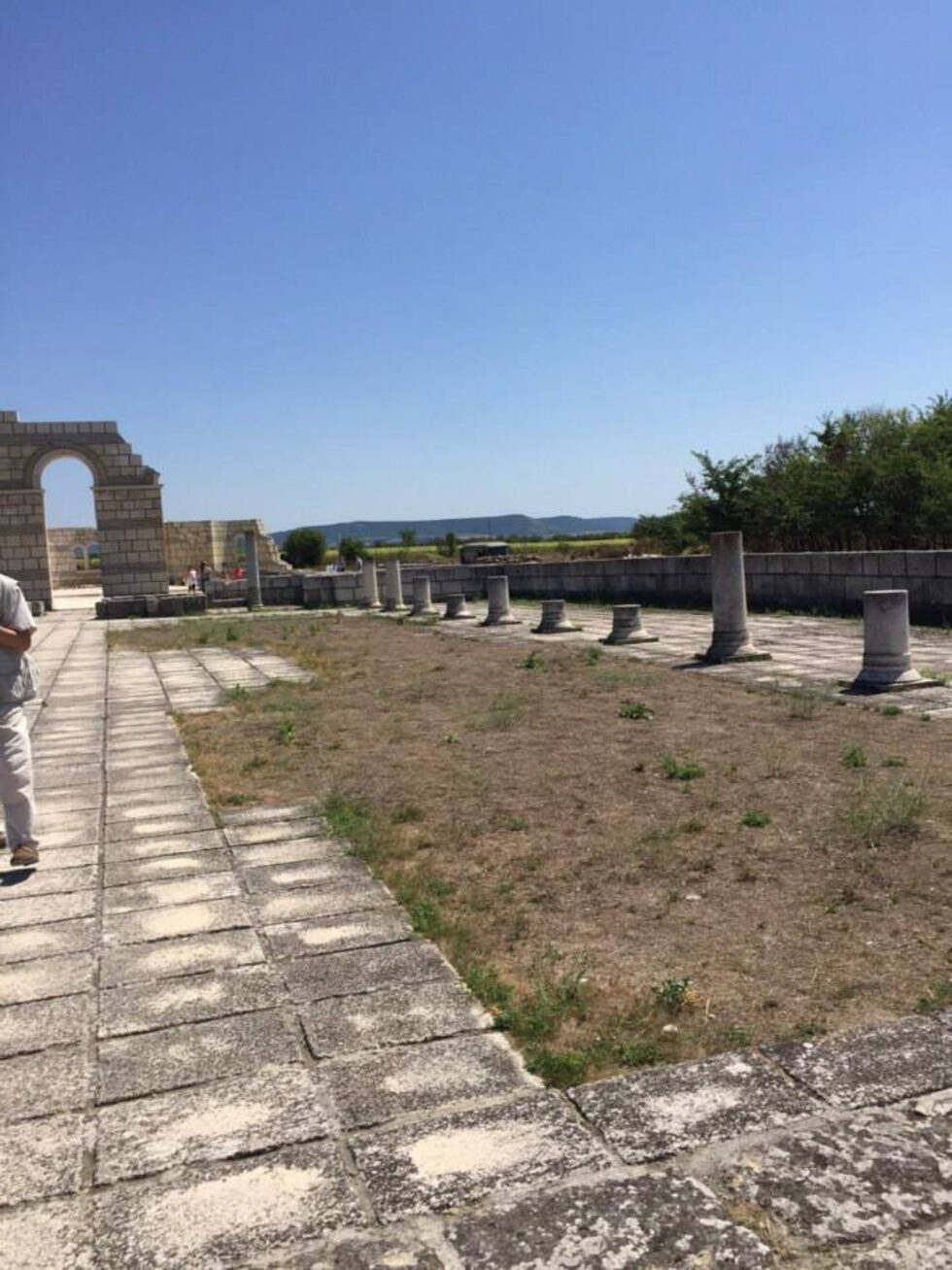 Част от комплекса са Голямата Базилика, която е дълга почти 100 метра, тайните входници, които представляват тунели, водещи към дворцовия център, малко дървено укрепление с баня, кръгла каменна площадка и сграда във вътрешния град.