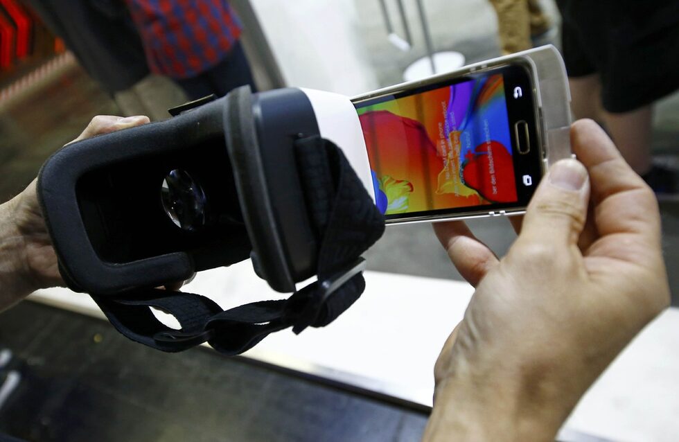 Компанията Zeiss представи свой аксесоар за виртуална реалност, наречен VR One. Той се нуждае от смартфон, подобно на Gear VR на Samsung.