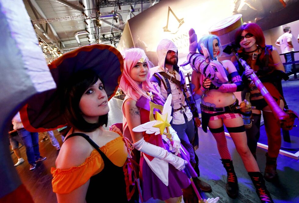 Сред големите атракции на Gamescom е и традиционият "косплей". Фенове на игри се преобличат като любимите си герои и се надпреварват кой най-много ще наподобява на тях.