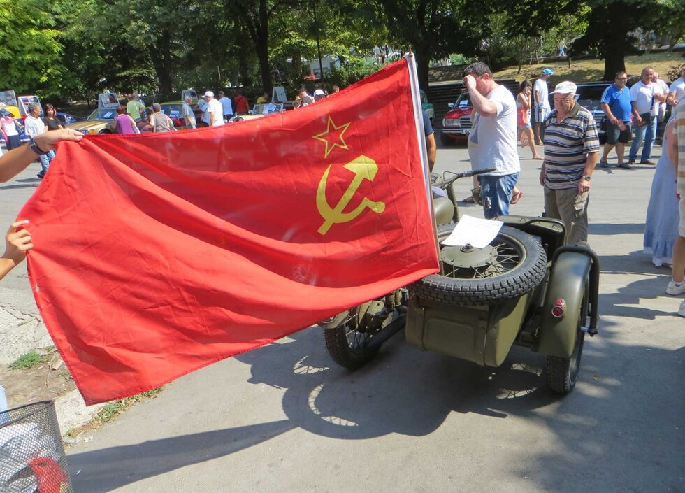 Три цвята : червено.