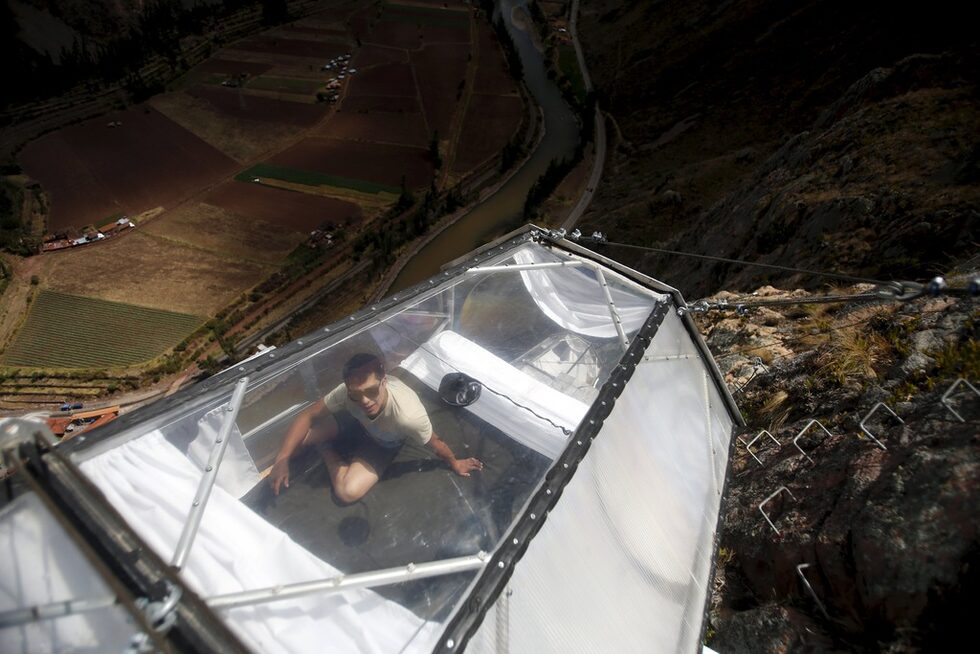 Една нощувка там струва 1000 долара на човек, като включва и прехода по via ferrata и кабелите в планината. Преходът, без нощувката е 255 долара.