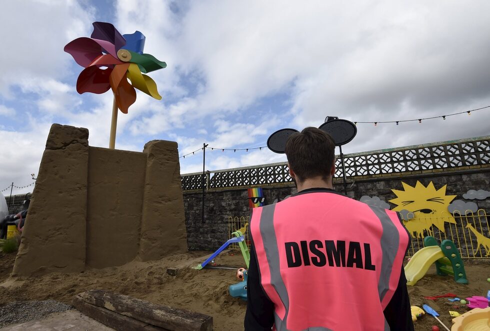 Фотогалерия: Шокиращият парк Dismaland на Банкси