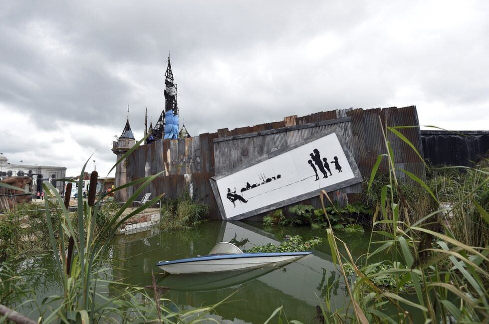 "Предполагам [Dismaland] е тематичен парк, който показва, че подобен род атракции трябва да са свързани с по-големи теми", казва Бански пред "Ройтерс".
